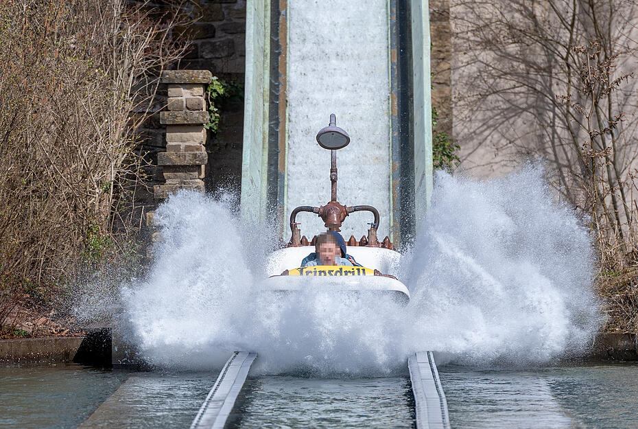 In der Badewanne werden die Mitfahrer im Erlebnispark Tripsdrill nass – auch vor Saison-Start am Pre-Opening-Wochenende.
