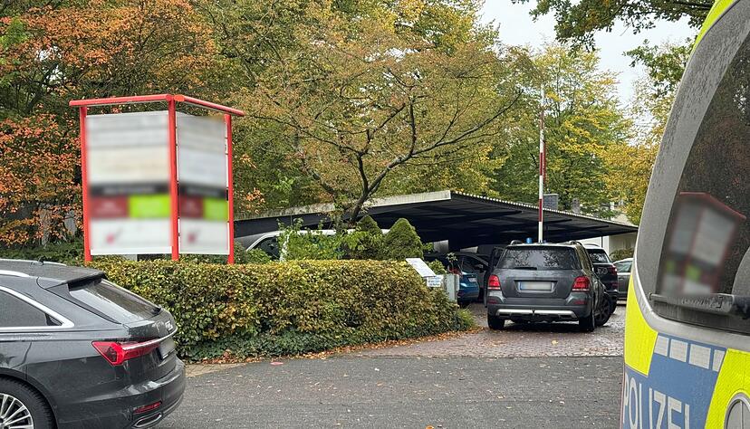 Gro&szlig;einsatz der Polizei an Berufskolleg: Eine Sch&uuml;lerin wurde mit einem Messer angegriffen