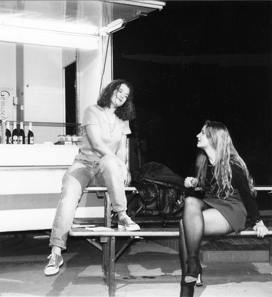 1995. »Skandale und Triebe« heißt das Stück der Köpferfestspiele unter dem Zelt auf dem Heilbronner Gaffenberg. Luise (Birgit Bährle) im Gespräch mit ihrer Freundin (Iris Maier).