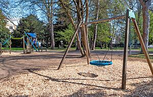 Spielplatz im Alten Friedhof: Der Großteil der vor knapp 30 Jahren installierten Spielangebote musste aus Sicherheitsgründen bereits abgebaut werden.