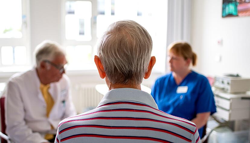Annette Ortmann, Pflegerische Leitung auf der Palliativstation des Franziskus-Krankenhauses Berlin, bei der Visite mit Prof. Dr. Winfried Hardinghaus, Chefarzt der Klinik für Palliativmedizin im Franziskus-Krankenhaus Berlin. Annette Ortmann, Pflegerische Leitung auf der Palliativstation des Franziskus-Krankenhauses Berlin, bei der Visite mit Prof. Dr. Winfried Hardinghaus, Chefarzt der Klinik für Palliativmedizin im Franziskus-Krankenhaus Berlin.