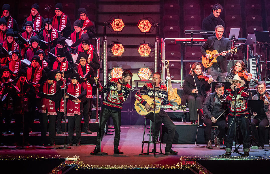 Die Band "The BossHoss" bei ihrem Auftritt im Stadion des VfB Stuttgart. Die Band "The BossHoss" bei ihrem Auftritt im Stadion des VfB Stuttgart.