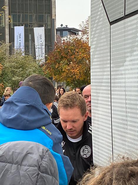Zahlreiche Fans versammeln sich am Freitag um DFB-Trainer Julian Nagelsmann, um ein Foto oder ein Autogramm vor dem Parkhotel in Heilbronn zu ergattern.