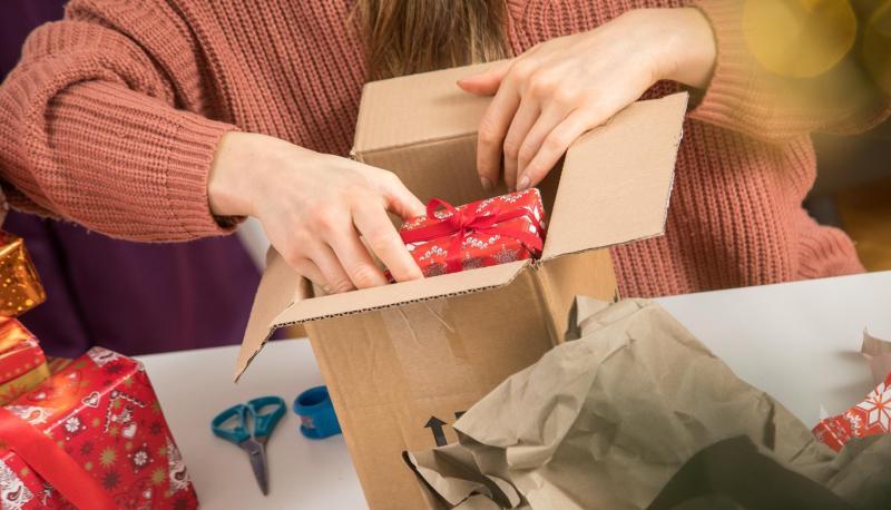 Geschenke verschicken und im Videochat zusehen, wie sie ausgepackt werden: Wer Weihnachten auf diese Weise plant, sollte die Pakete rechtzeitig auf die Reise geben.