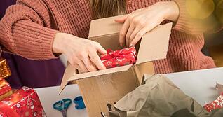 Geschenke verschicken und im Videochat zusehen, wie sie ausgepackt werden: Wer Weihnachten auf diese Weise plant, sollte die Pakete rechtzeitig auf die Reise geben.