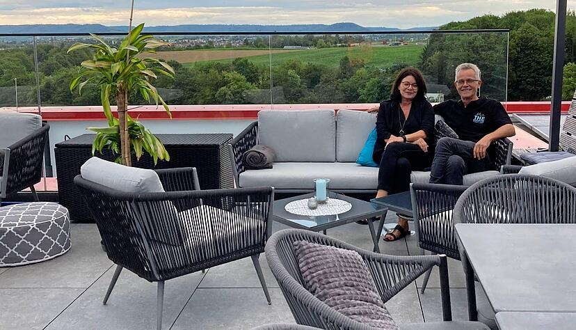 Iris und Peter Kazmeier genießen die gemütlichen Loungemöbel und den Blick bald mit Gästen. Iris und Peter Kazmeier genießen die gemütlichen Loungemöbel und den Blick bald mit Gästen.
