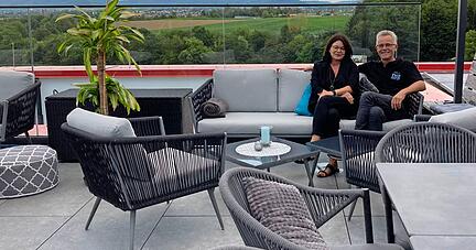 Iris und Peter Kazmeier genießen die gemütlichen Loungemöbel und den Blick bald mit Gästen.
Fotos: Yvonne Tscherwitschke Iris und Peter Kazmeier genießen die gemütlichen Loungemöbel und den Blick bald mit Gästen.
Fotos: Yvonne Tscherwitschke