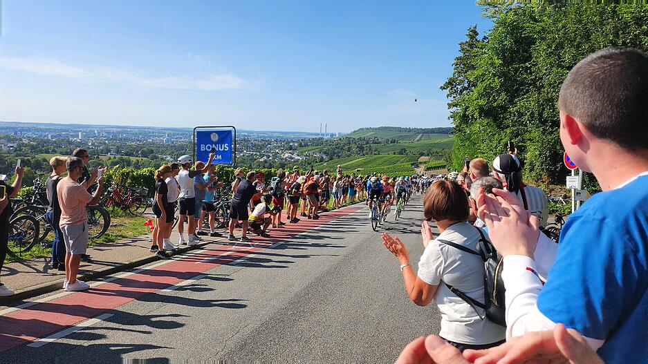 Zuvor mussten die Profis den Anstieg am Jägerhaus bewältigen. Zuvor mussten die Profis den Anstieg am Jägerhaus bewältigen.