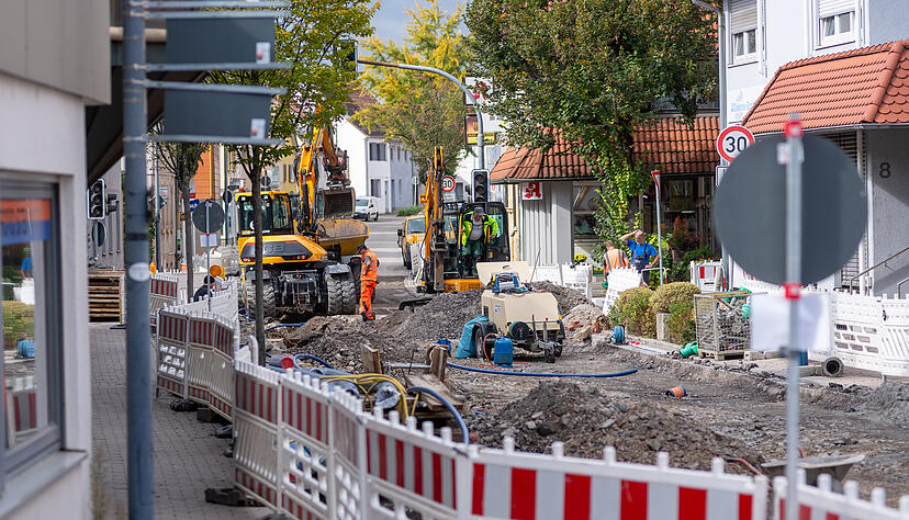 In diesem Bereich der Heilbronner Straße müssen die Wasserleitung ausgetauscht und der dritte Schacht gesetzt werden, ehe die Gräben wieder verfüllt werden können.
