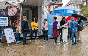 Ohr dicht am Leser: Redakteur J&ouml;rg K&uuml;hl (l.) erf&auml;hrt, was Eppinger B&uuml;rger von ihrer Heimatzeitung erwarten.
Fotos: Christiana Kunz
