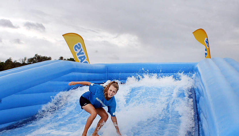 Wie ein Profi: Josefin Collin zeigt, wie es geht. Bis 3. Oktober können sich Gäste der Badewelt Sinsheim an der Surfwelle ausprobieren.
Fotos: Lisa Könnecke Wie ein Profi: Josefin Collin zeigt, wie es geht. Bis 3. Oktober können sich Gäste der Badewelt Sinsheim an der Surfwelle ausprobieren.
Fotos: Lisa Könnecke