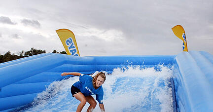 Wie ein Profi: Josefin Collin zeigt, wie es geht. Bis 3. Oktober können sich Gäste der Badewelt Sinsheim an der Surfwelle ausprobieren.
Fotos: Lisa Könnecke Wie ein Profi: Josefin Collin zeigt, wie es geht. Bis 3. Oktober können sich Gäste der Badewelt Sinsheim an der Surfwelle ausprobieren.
Fotos: Lisa Könnecke