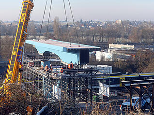 Am Mittwoch wurde am Schwarz-Digits-Campus in Bad Friedrichshall ein tonnenschweres Br&uuml;ckenteil eingehoben.