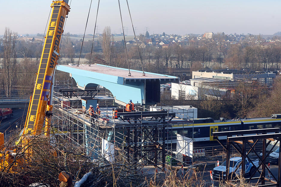 Am Mittwoch wurde am Schwarz-Digits-Campus in Bad Friedrichshall ein tonnenschweres Br&uuml;ckenteil eingehoben.