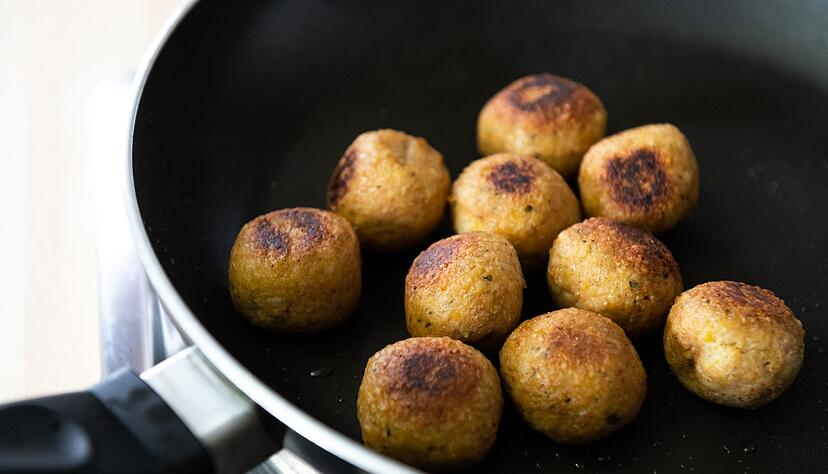 Kichererbsen-Falafeln aus dem Supermarkt schneiden in einem aktuellen Test von „Öko-Test“ gemischt ab: Nur ein Bio-Produkt erhielt die Bewertung „sehr gut“. Andere getestete Produkte wiesen Pestizidspuren, meist Glyphosat und teils mangelnde Würzung auf.