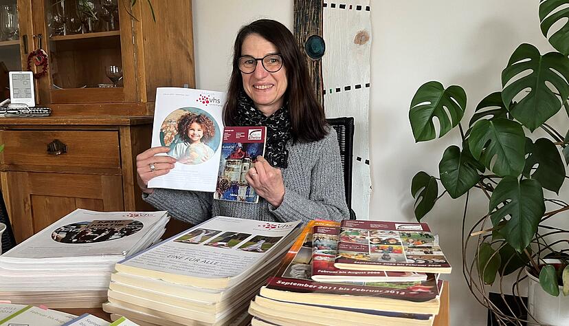 Ilse Bolg hat alle Programmhefte der VHS Unterland gesammelt. 21 Jahre lang hat sie die Au&szlig;enstelle in Ilsfeld geleitet, jetzt ist sie im Ruhestand.
