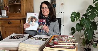 Ilse Bolg hat alle Programmhefte der VHS Unterland gesammelt. 21 Jahre lang hat sie die Au&szlig;enstelle in Ilsfeld geleitet, jetzt ist sie im Ruhestand.