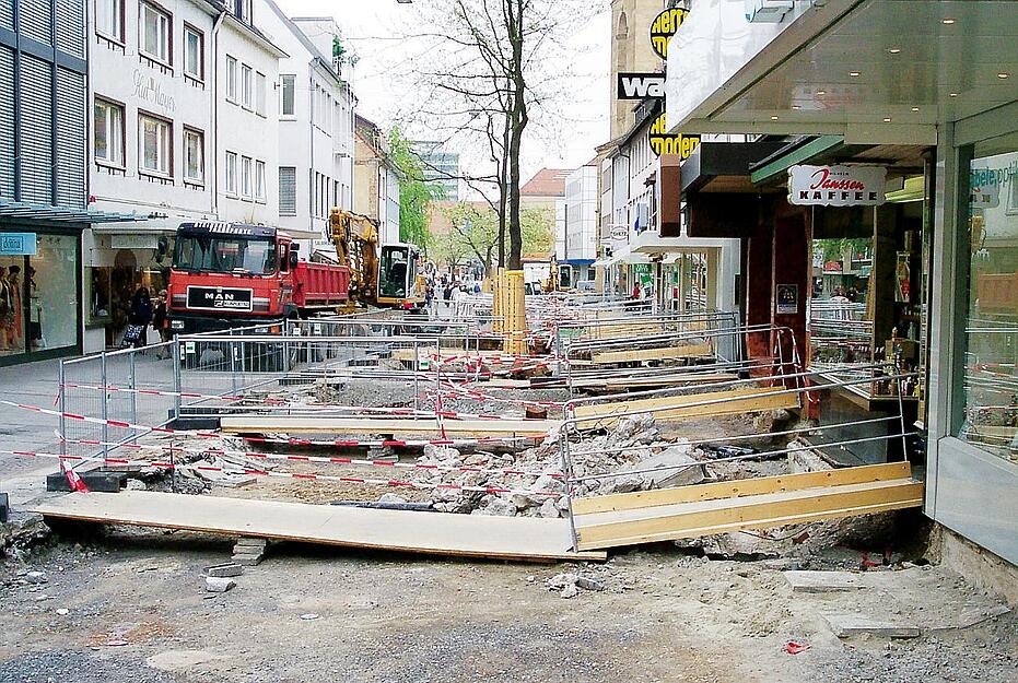 Im Jahr 2000 beginnt der Umbau der Sülmerstraße und ihrer Seitengassen. Kunden und Händlern wird einiges abverlangt.