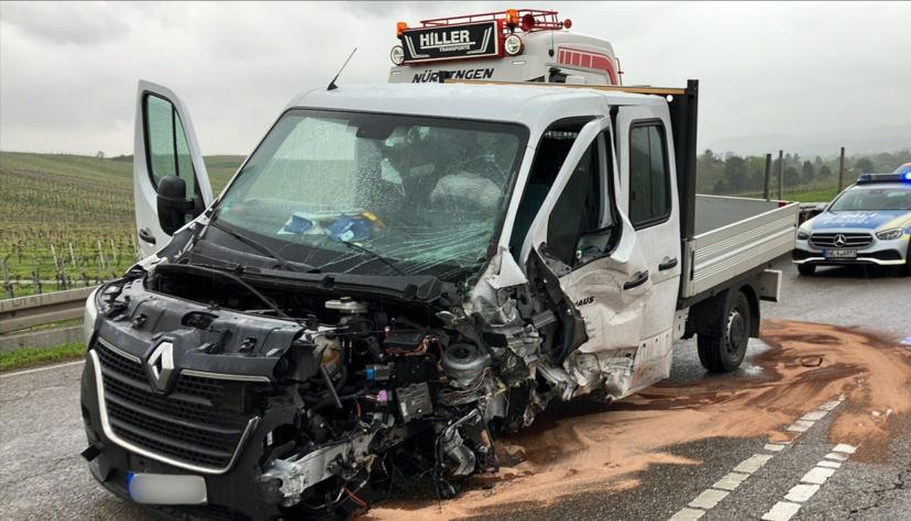 Ein Transportfahrzeug war auch in den Unfall verwickelt.