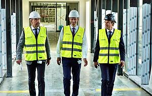 Thomas Klenk (von links), Heiko Roßkamp und Norbert Heckmann, Chef der Adolf Würth GmbH & Co. KG, auf ihrer Baustellen-Rundtour. Thomas Klenk (von links), Heiko Roßkamp und Norbert Heckmann, Chef der Adolf Würth GmbH & Co. KG, auf ihrer Baustellen-Rundtour.