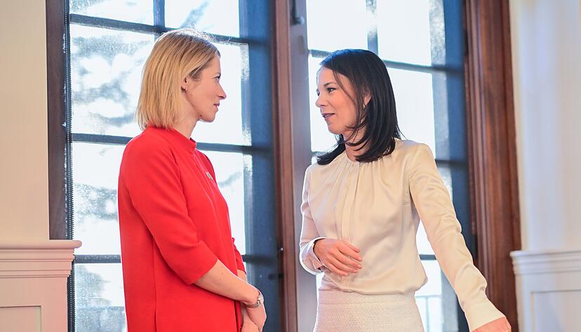 Demonstrative Solidarität mit Kanada: Außenministerin Annalena Baerbock (Grüne) und die EU-Außenbeauftragte Kaja Kallas (l) zeigen sich beim Treffen der G7-Außenministerinnen und -Minister in den Landesfarben des von US-Präsident Donald Trump attackierten Landes. Demonstrative Solidarität mit Kanada: Außenministerin Annalena Baerbock (Grüne) und die EU-Außenbeauftragte Kaja Kallas (l) zeigen sich beim Treffen der G7-Außenministerinnen und -Minister in den Landesfarben des von US-Präsident Donald Trump attackierten Landes.