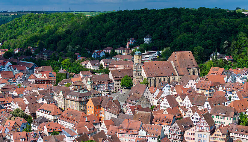 Stadtansicht von Schwäbisch Hall. Im Hospitalhof kam es bei einer Hochzeit zu einer Auseinandersetzung mit einem ungebetenen Gast. Stadtansicht von Schwäbisch Hall. Im Hospitalhof kam es bei einer Hochzeit zu einer Auseinandersetzung mit einem ungebetenen Gast.