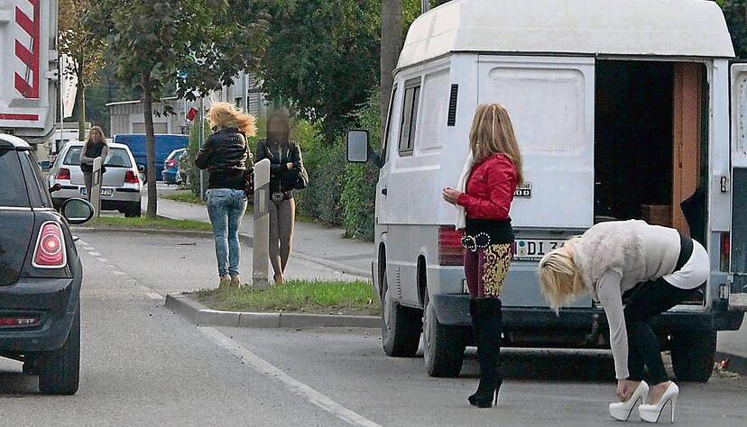 Nach Angaben von Anwohnern sollen Frauen in zwei Schichten ihre Dienste auf der Hafenstra&szlig;e anbieten. Seit Mai dieses Jahres soll das Angebot auf dem dortigen Stra&szlig;enstrich deutlich zugenommen haben. Foto: Archiv/Sawatzki