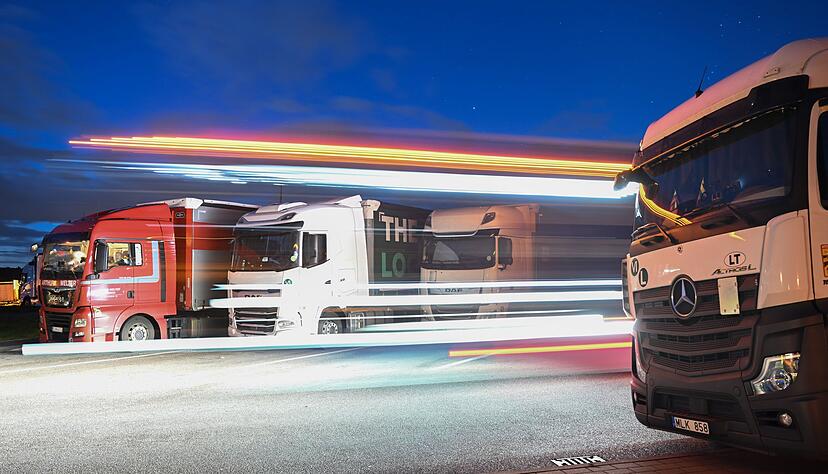 Für die Laster fehlen Stellplätze, kritisiert der ADAC. Für die Laster fehlen Stellplätze, kritisiert der ADAC.