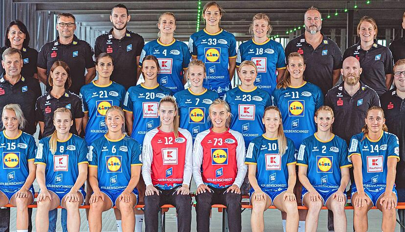 Kader der Neckarsulmer Sport-Union 2019/2020: Hinten (von links): Jutta Perger, Oliver Rieth, Marek Heuchele, Louisa Wolf, Lucie-Marie Kretzschmar, Seline Ineichen, Pascal Morgant, Maike Daniels, Kai Stettner.
Mitte (von links): Dr. Boris Brand, Dr. Anne-Catherine Oppermann, Irene Espinola Pérez, Nele Reimer, Lynn Knippenborg, Jill Kooij, Birna Berg Haraldsdóttir, Andreas Dewald, Sascha Göttler.
vorne (von links): Michelle Goos, Chantal Wick, Nathalie Hendrikse, Sarah Wachter, Oliwia Kaminski, Lucija Zeba, Selina Kalmbach, Svenja Mann. Kader der Neckarsulmer Sport-Union 2019/2020: Hinten (von links): Jutta Perger, Oliver Rieth, Marek Heuchele, Louisa Wolf, Lucie-Marie Kretzschmar, Seline Ineichen, Pascal Morgant, Maike Daniels, Kai Stettner.
Mitte (von links): Dr. Boris Brand, Dr. Anne-Catherine Oppermann, Irene Espinola Pérez, Nele Reimer, Lynn Knippenborg, Jill Kooij, Birna Berg Haraldsdóttir, Andreas Dewald, Sascha Göttler.
vorne (von links): Michelle Goos, Chantal Wick, Nathalie Hendrikse, Sarah Wachter, Oliwia Kaminski, Lucija Zeba, Selina Kalmbach, Svenja Mann.