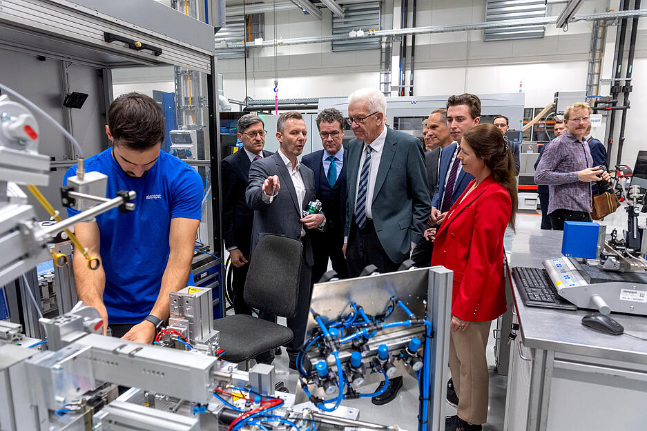 Bei einem Rundgang durch das Technikum lässt sich Ministerpräsident Winfried Kretschmann (Mitte) die mitunter streng geheimen Anlagen erklären.