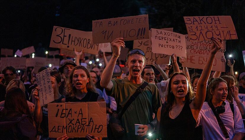 In der Ukraine führte ein neues Gesetz, das die Unabhängigkeit von Antikorruptionsbehörden beschränkt, zu landesweiten Protesten. In der Ukraine führte ein neues Gesetz, das die Unabhängigkeit von Antikorruptionsbehörden beschränkt, zu landesweiten Protesten.