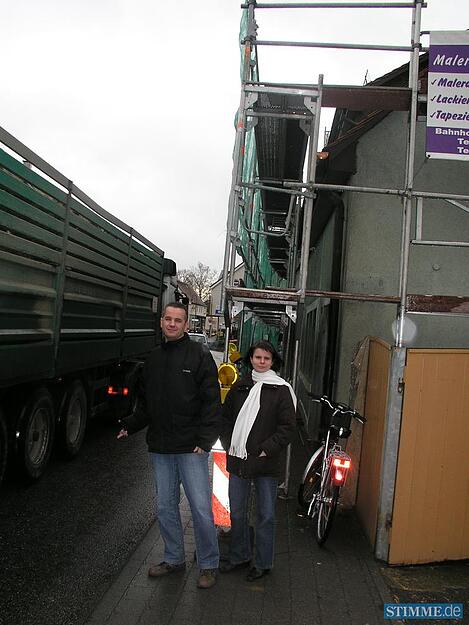 25.11.2008:  Christian und Cordula Roth wollen nicht l&auml;nger hinnehmen, dass immer mehr Fahrzeuge ihren Ort verstopfen und gr&uuml;nden mit anderen Mitstreitern eine B&uuml;rgerinitiative.