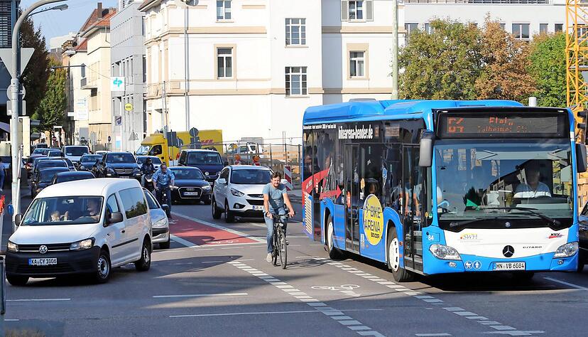 Wo verschiedene Geschwindigkeiten aufeinandertreffen, wie hier an der Kreuzung von Wilhelm- und Südstraße in Heilbronn, wird es nicht nur gefährlich, es sinkt auch die Leistungsfähigkeit der Straße.
Foto: Andreas Veigel Wo verschiedene Geschwindigkeiten aufeinandertreffen, wie hier an der Kreuzung von Wilhelm- und Südstraße in Heilbronn, wird es nicht nur gefährlich, es sinkt auch die Leistungsfähigkeit der Straße.
Foto: Andreas Veigel