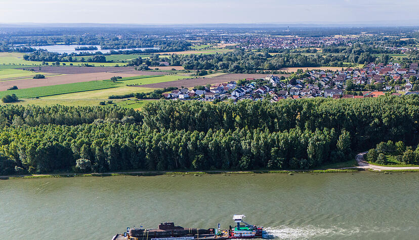 U17 hat auf einem Schwimmponton den Naturhafen Speyer verlassen und macht sich auf den Weg zu einer weiteren Zwischenstation im Mannheimer Hafen.