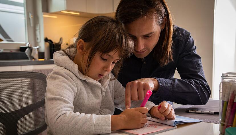 Stift richtig halten und Schwung holen: Wer die Schreibschrift automatisch beherrscht, kann sich viel besser auf den Inhalt konzentrieren.