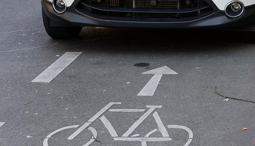 Verkehrswidrig geparkt: Wer beim Hochladen von Beweisfotos den Datenschutz verletzt, kann selbst belangt werden.