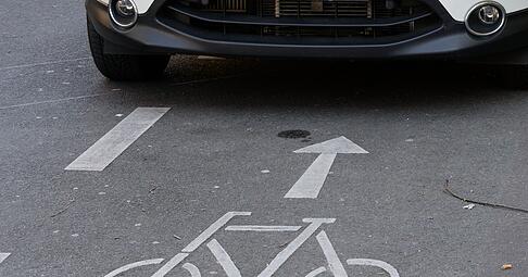 Verkehrswidrig geparkt: Wer beim Hochladen von Beweisfotos den Datenschutz verletzt, kann selbst belangt werden.