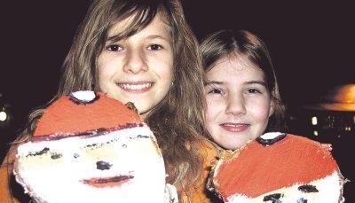 Jessica Sax aus Heilbronn und Ines Binder aus Neipperg kennen sich vom Reitverein. Ihnen hat vor allem das Angebot des Jugendhauses zugesagt: Freundliche Weihnachtsmänner auf angeschnittene Birkenhölzer malen.Fotos: Rolf Muth