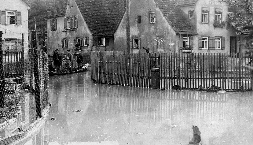Zusammengestellt von Archiv und Dokumentation der Heilbronner Stimme -

Erinnerung an das Hochwasser in Heilbronn im Mai 1930. Das flache Boot steht in der Sontheimer Klingenstraße kurz vor der Brücke.