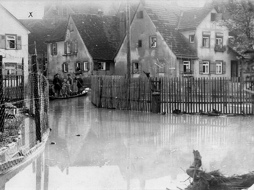Zusammengestellt von Archiv und Dokumentation der Heilbronner Stimme -
Erinnerung an das Hochwasser in Heilbronn im Mai 1930. Das flache Boot steht in der Sontheimer Klingenstraße kurz vor der Brücke. Zusammengestellt von Archiv und Dokumentation der Heilbronner Stimme -
Erinnerung an das Hochwasser in Heilbronn im Mai 1930. Das flache Boot steht in der Sontheimer Klingenstraße kurz vor der Brücke.