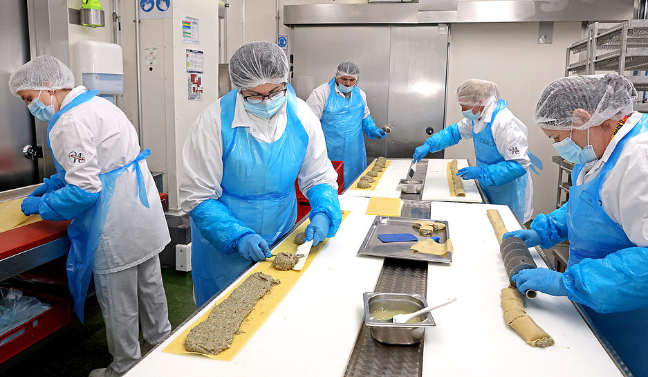 Maultaschenproduktion bei der Metzgerei Nothwang in Bad Friedrichshall