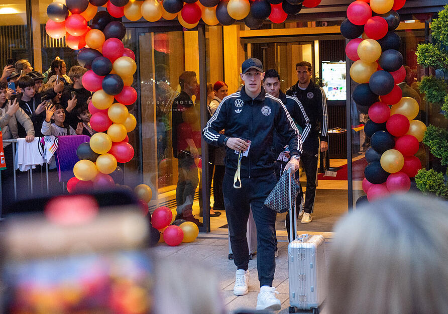 Eine Nacht verbrachten die DFB-Stars um Joshua Kimmich, Nick Woltemade und Florian Witz im Parkhotel in Heilbronn. Am Freitagabend brach das Team nach Sinsheim auf, um beim WM-Qualifikationsspiel gegen Luxemburg anzutreten. Vor Ort warteten hunderte Fans.
