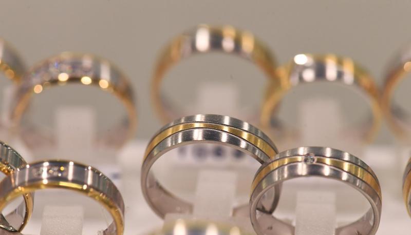 Trauringe liegen in einer Vitrine. Trauringe liegen in einer Vitrine.