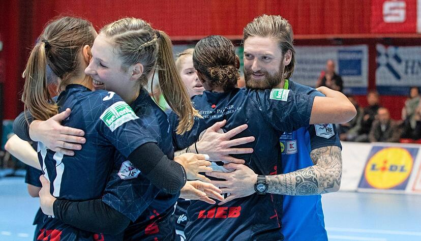 Nach dem 35:29-Erfolg im Hinspiel gegen Union Halle-Neustadt war die Freude bei Trainer Mart Aalderink und seinen Spielerinnen groß. Am letzten Spieltag könnte sich im Rückspiel der Ligaverbleib entscheiden.