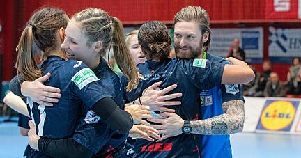Nach dem 35:29-Erfolg im Hinspiel gegen Union Halle-Neustadt war die Freude bei Trainer Mart Aalderink und seinen Spielerinnen groß. Am letzten Spieltag könnte sich im Rückspiel der Ligaverbleib entscheiden.