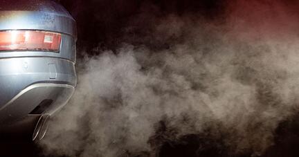 Ausstoß an klimaschädlichen Treibhausgasen: Abgase aus dem Auspuff eines Autos.