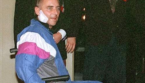 1990 überlebt Schäuble ein Attentat auf ihn und lebt fortan im Rollstuhl.
