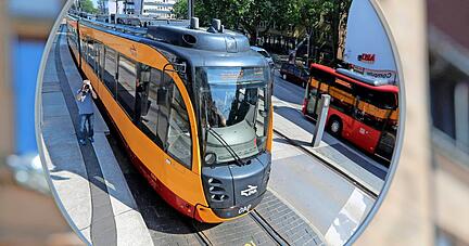 Stadtbahn in Heilbronn: Die Albtal-Verkehrsgesellschaft und ihre Partner wollen erproben, ob solche Züge auch für den Gütertransport taugen. 
Foto: Archiv/Veigel