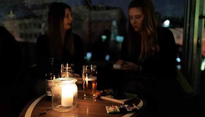 Gaststätten-Besucher sitzen wegen eines Stromausfalls mit einer Kerze am Tisch. Im Heilbronner Raum kam es im Januar zu mehrerer solcher Ausfälle.
Foto: dpa Gaststätten-Besucher sitzen wegen eines Stromausfalls mit einer Kerze am Tisch. Im Heilbronner Raum kam es im Januar zu mehrerer solcher Ausfälle.
Foto: dpa