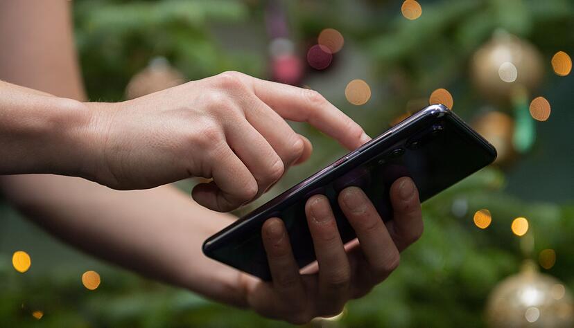 Die traditionelle Weihnachtskarte verliert an Bedeutung: 62 % der Deutschen ab 16 Jahren verschicken digitale Gr&uuml;&szlig;e, zeigt eine Umfrage von Bitkom Research.